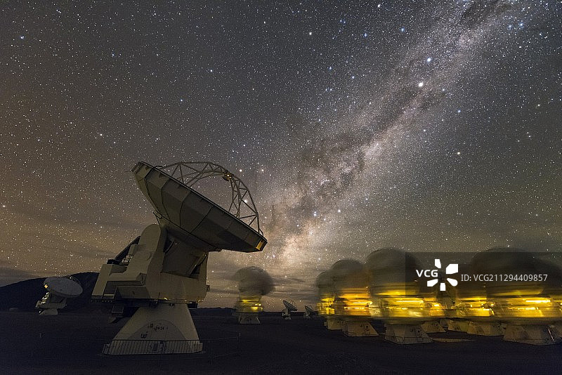 ALMA射电天文天线和银河系图片素材