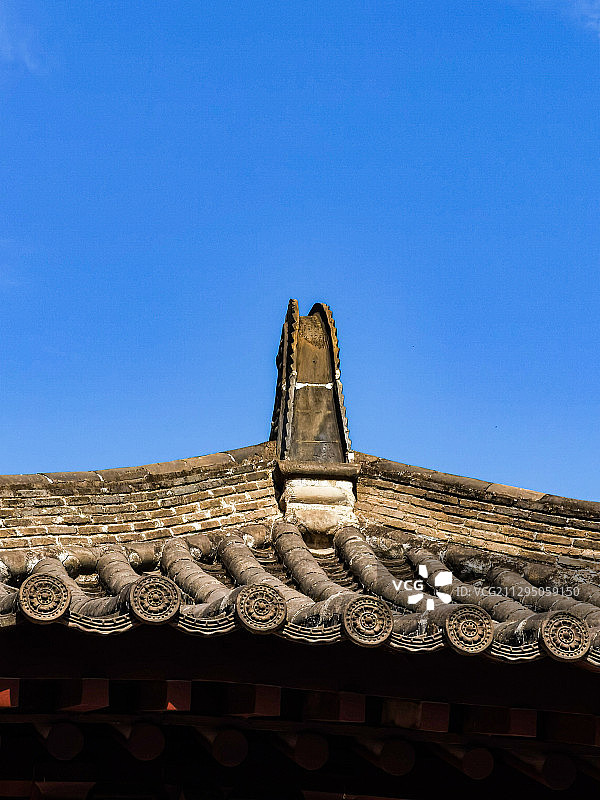 竖构图拍摄西安青龙寺仿唐建筑的光影夏日特写图片素材