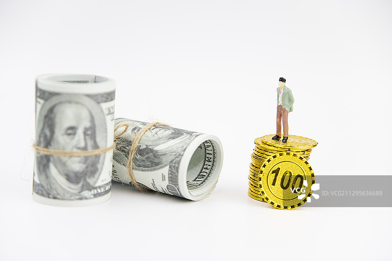 白色背景中的美元和站在金币上的商务人士图片素材