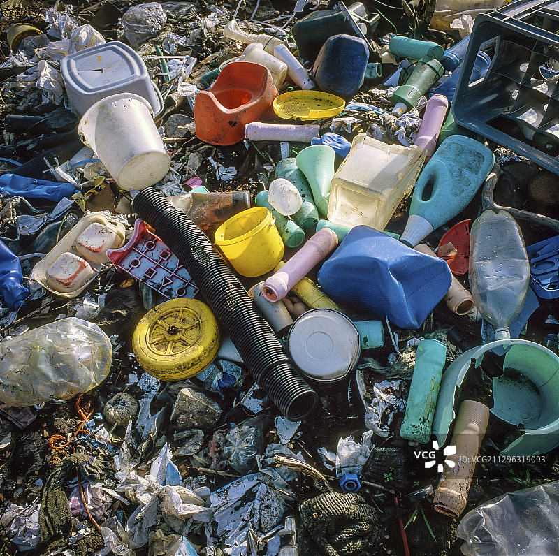 英国西米德兰兹郡废弃工业用地上的塑料垃圾特写图片素材