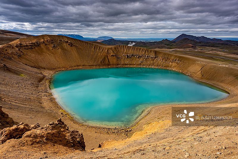 高角度的蓝色火山口湖，拉格尔，冰岛图片素材