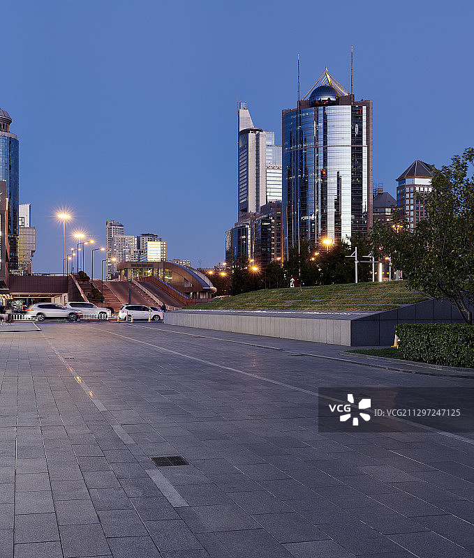 北京CBD摩天大楼夜景和广场图片素材