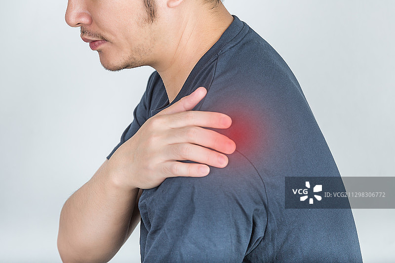 男人用手捂着肩膀，常见疾病肩周炎图片。图片素材