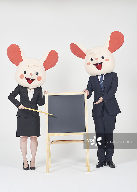 两个同事用鼠标遮罩指着中间的黑板图片素材