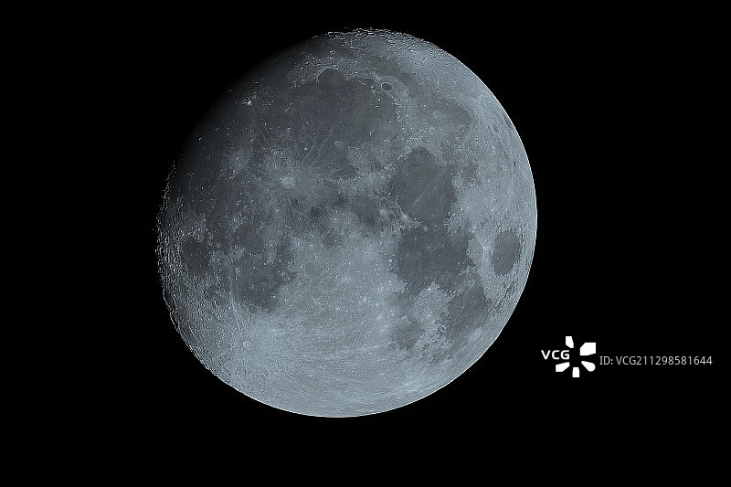低角度的月亮对天空在晚上图片素材