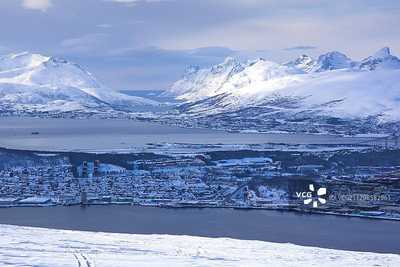 挪威特罗姆斯，天空下的雪山风景图片素材