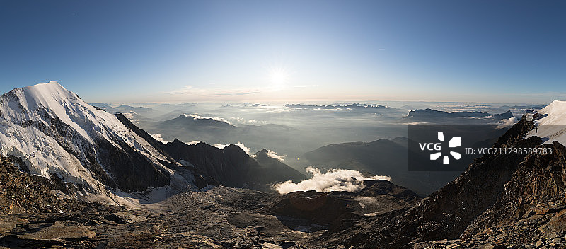 白雪皑皑的山峰映衬着晴空，Les Houches，法国图片素材