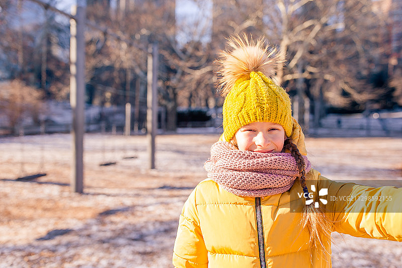 可爱的小女孩在美国纽约中央公园自拍图片素材