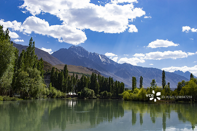 风景如画的湖，山对天，Gkuch，巴基斯坦图片素材