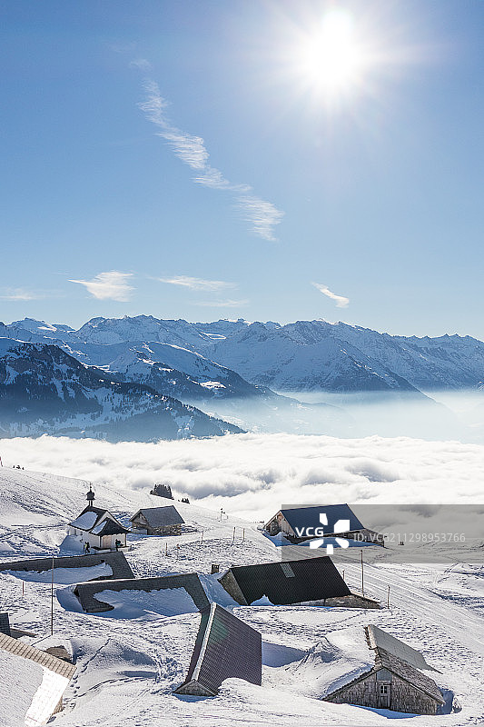 瑞士隆格的雪中村庄的风景图片素材