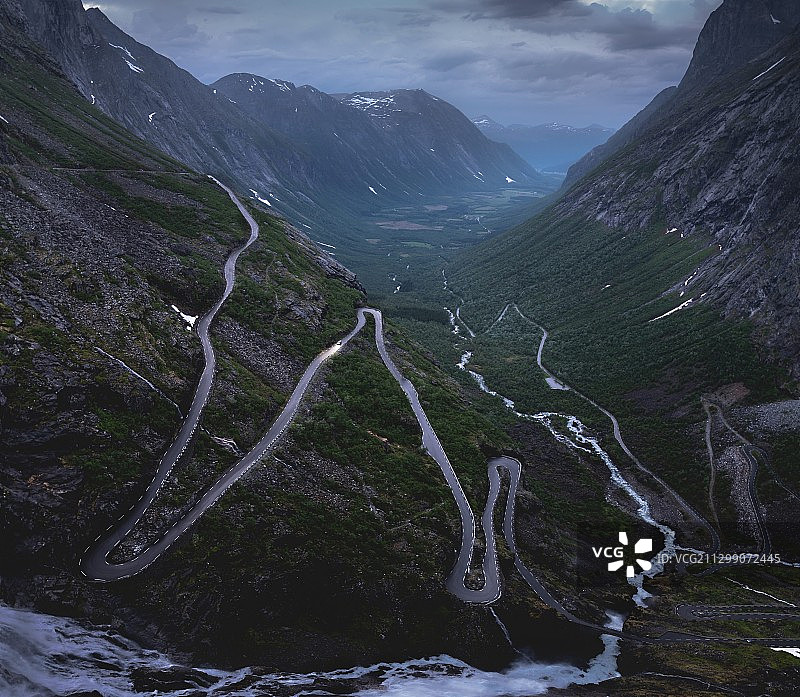 鸟瞰图中蜿蜒的道路山间，恩达尔尼斯，挪威图片素材