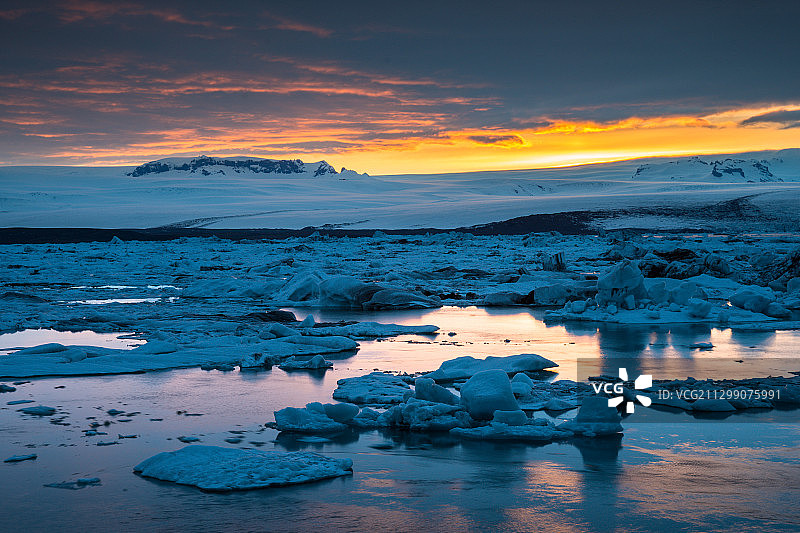风景冰冻湖对天空日落，雷克雅未克，冰岛图片素材