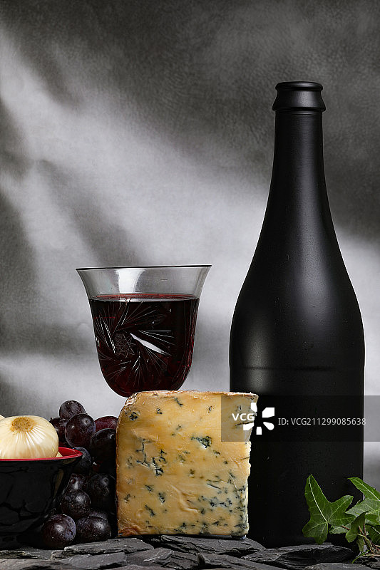 奶酪和奶酪与酒在桌子上的特写图片素材
