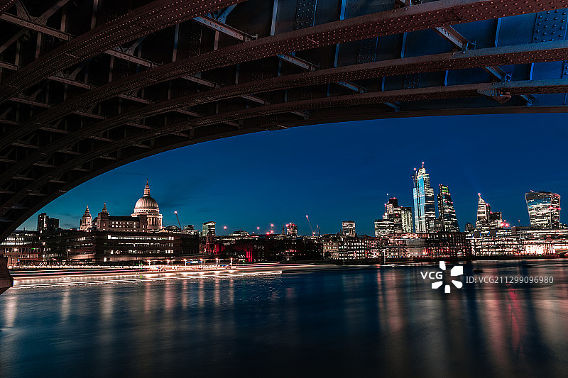 英国伦敦河上大桥夜景图片素材