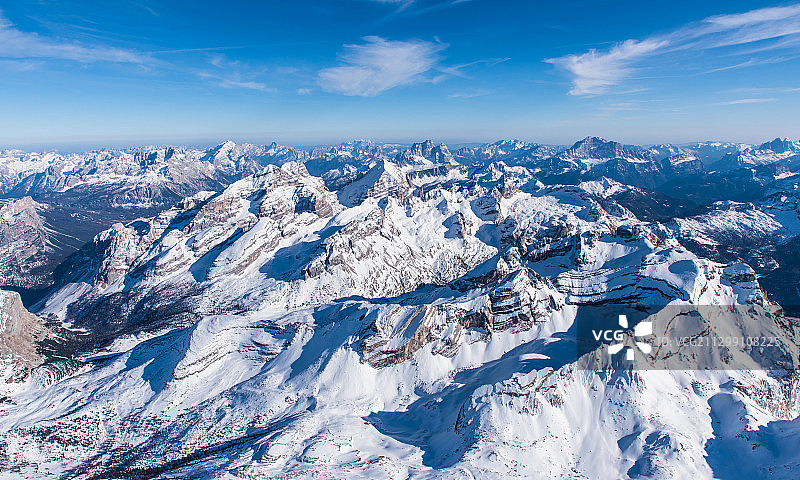 鸟瞰图白雪皑皑的山对蓝天，圣杰内西奥，意大利图片素材