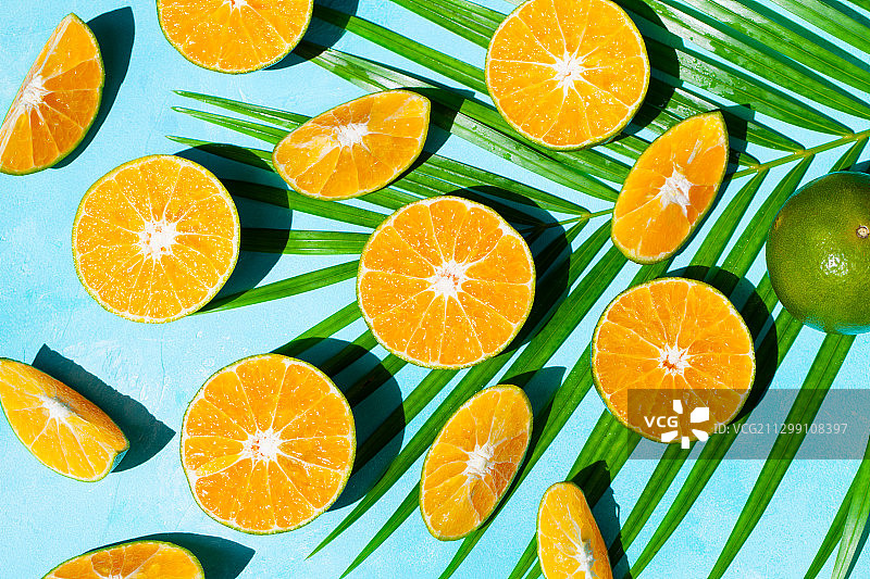 上面直接拍摄的橙色水果在白色的背景图片素材