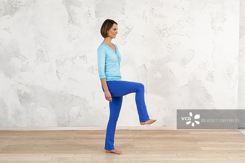 女人单腿站立(检查平衡)图片素材
