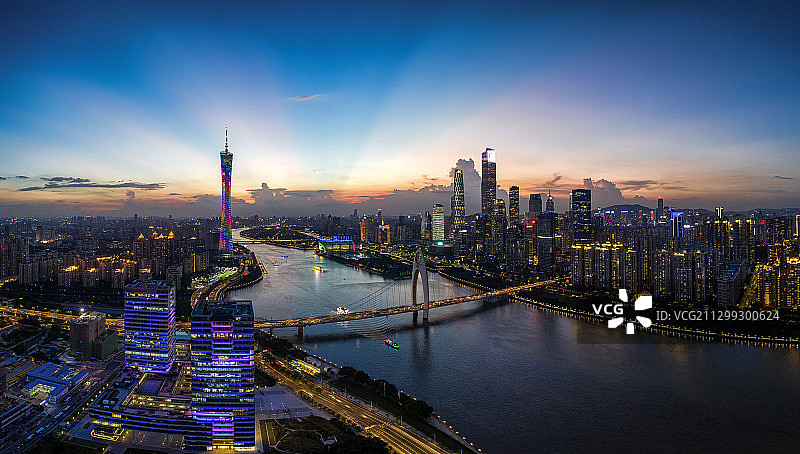 航拍视角下的广州塔-猎德大桥-珠江新城商务区城市风光滨水夜景图片素材