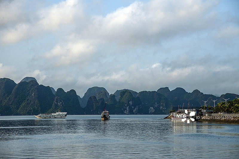 越南广宁鸿基市下龙湾游船接待中心码头上穿梭的游船图片素材