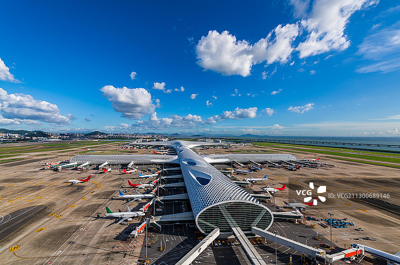 广东省深圳市宝安国际机场T3航站楼白天全景图片素材