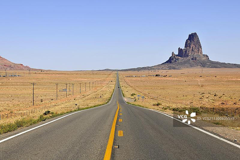 美国亚利桑那州纳瓦霍族保留地，卡因塔纳瓦霍部落公园，通往纪念碑谷的路上的巨石石山，美国亚利桑那州的纳瓦霍人的圣山图片素材
