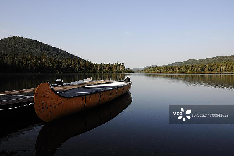 加斯比西国家公园在一个湖上的码头，在奇乔克山脉中间，也被称为希克shock，加斯比半岛，加斯比，魁北克，加拿大，北美图片素材