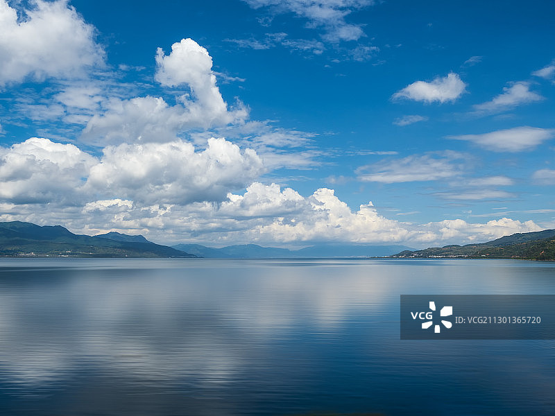 蓝天白云下的抚仙湖风景图片素材