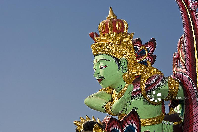 寺庙守卫，爪握那加斯的伽鲁达，骑着毗瑟奴的动物，巴厘岛图片素材