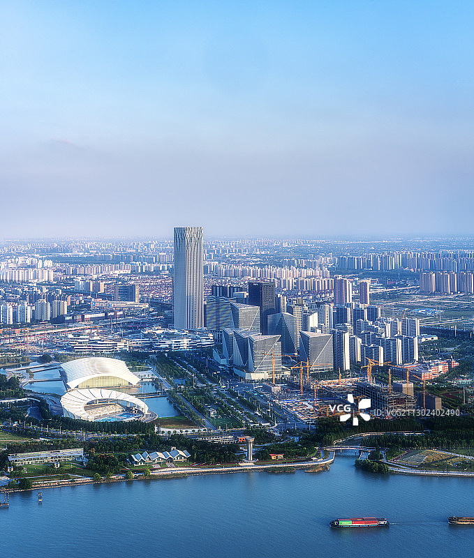 隔江眺望上海前滩中心大厦，前滩国际商务区和东方体育中心图片素材