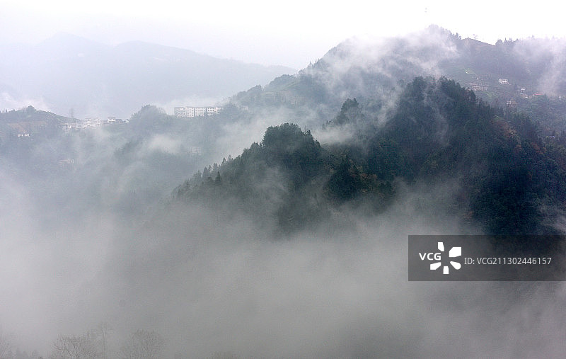 云遮雾绕的农村群山山峰图片素材