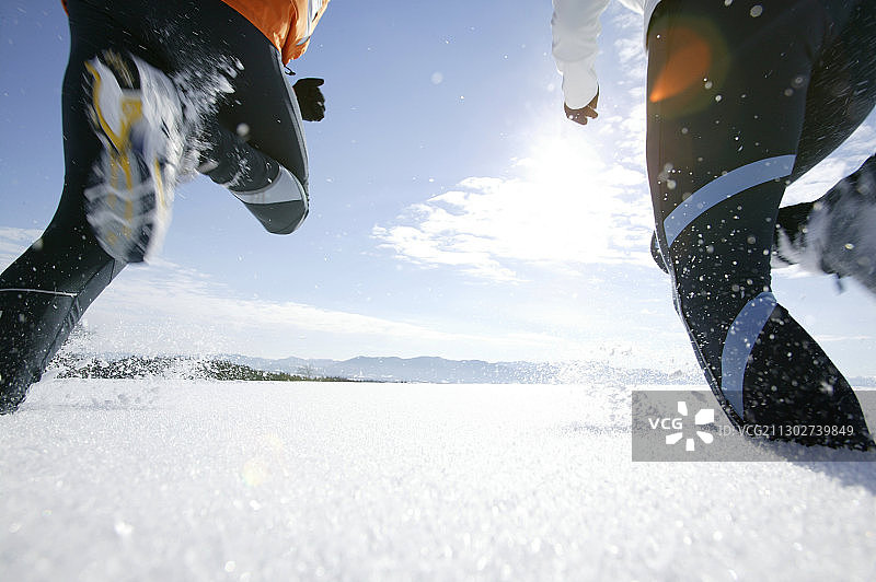 年轻夫妇在粉雪中行走图片素材