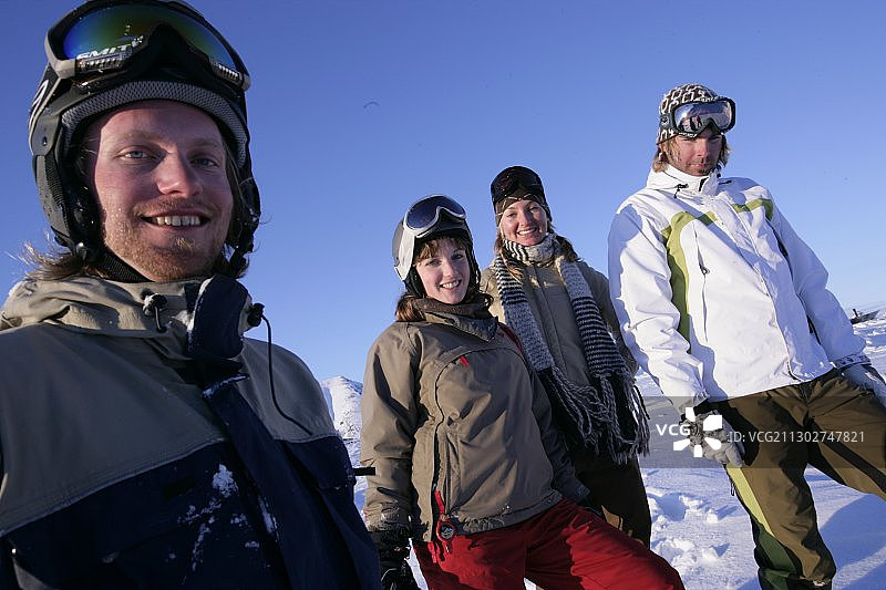 一群年轻人站在奥地利蒂罗尔Kuehtai的滑雪场上图片素材