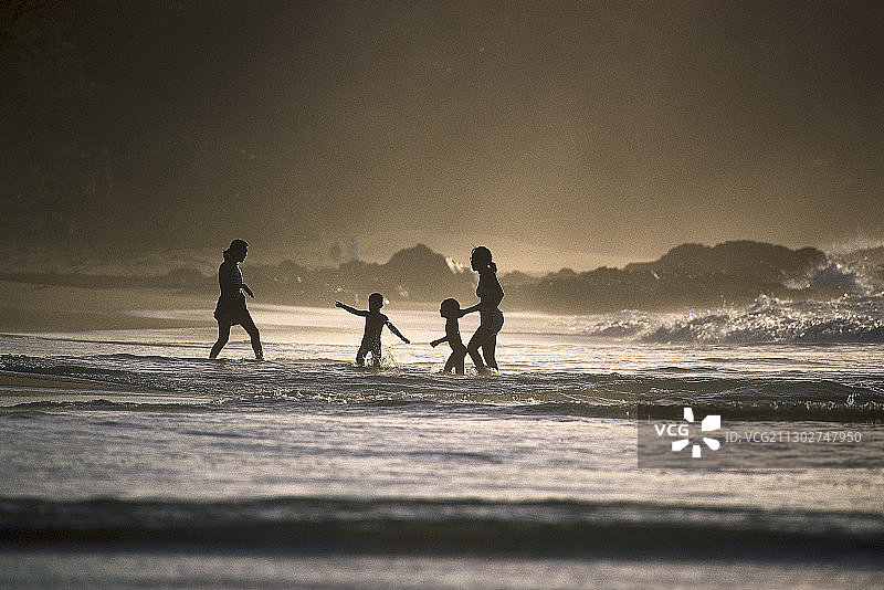 黑岩附近的沙滩，带孩子的妇女，多巴哥北部海岸，西印度群岛，加勒比海图片素材
