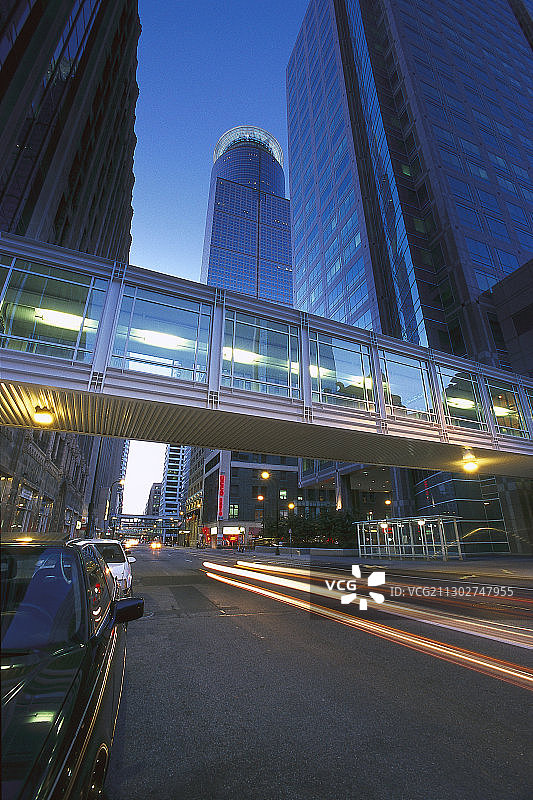 夜晚的街道和高层建筑，双城，明尼阿波利斯，美国，美国图片素材