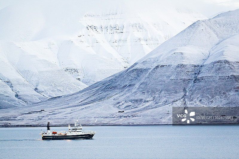 北极斯瓦尔巴岛，穿过北冰洋的船图片素材