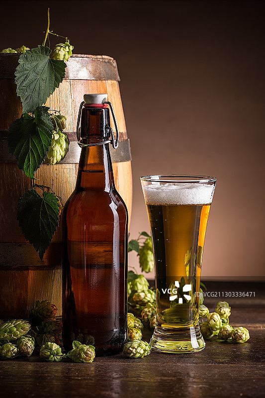 啤酒杯与葡萄在桌子上的特写图片素材