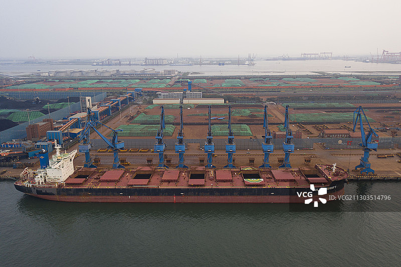 天津港码头货运船舶运输航拍图图片素材