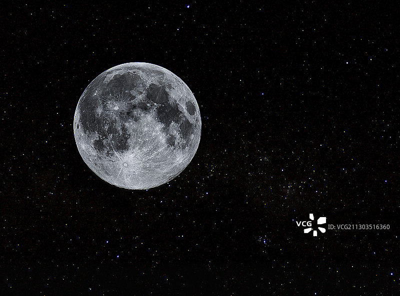 低角度的月亮对天空在晚上，博恩，法国图片素材