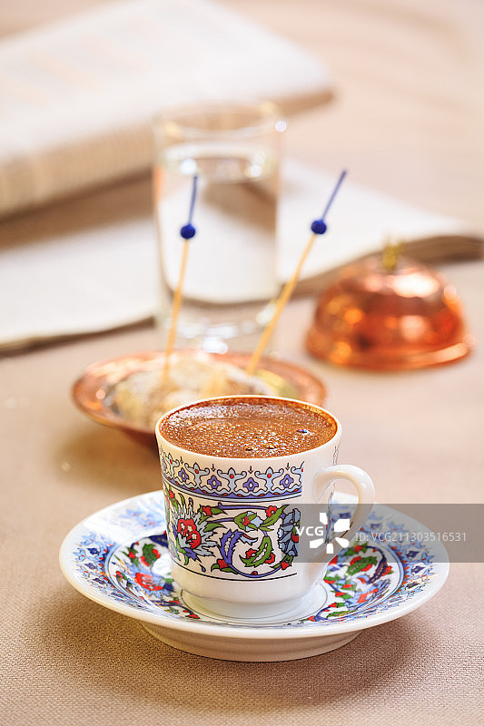 桌子上的咖啡杯的特写图片素材