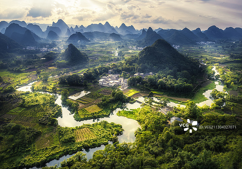 广西桂林翠屏五指山，阳光照耀下的葡萄峰地貌，一派田园风光图片素材