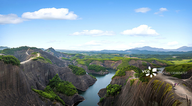 湖南郴州高椅岭丹霞地貌中的湖滨图片素材