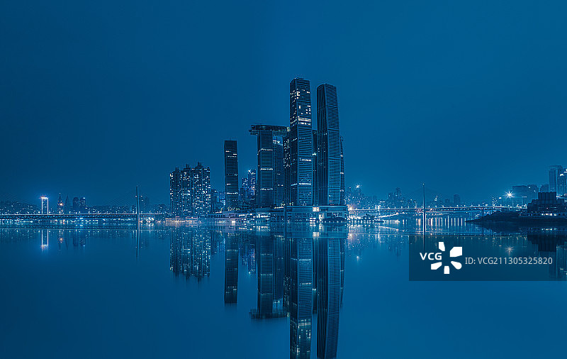 蓝色城市摩天大楼镜面反射夜景图片素材