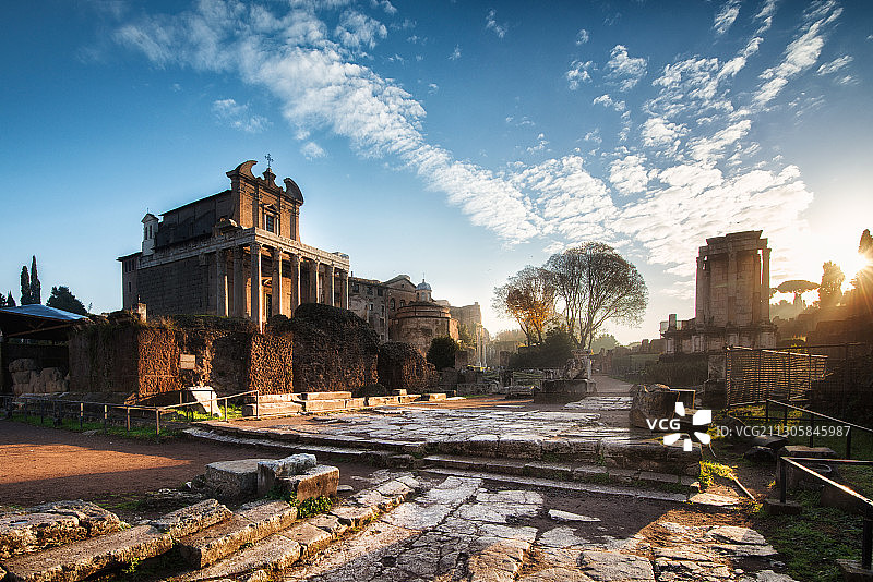 日出的意大利罗马古罗马广场的废墟，竞技场，凯撒和神庙图片素材