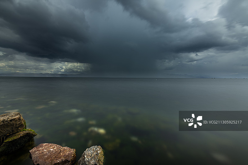 暴雨来临前的抚仙湖图片素材