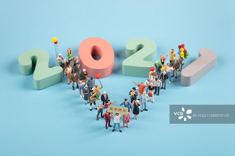 人群组成字母V欢呼新年快乐2021跨年图片素材