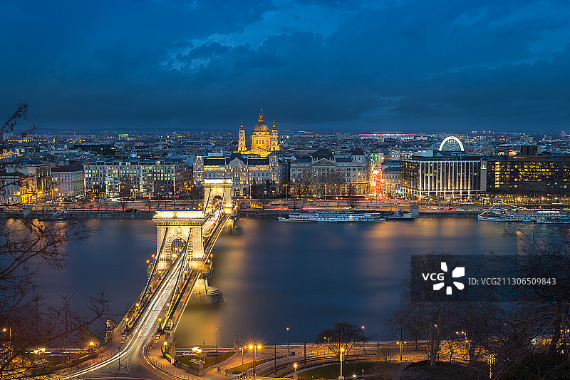 黄昏时，布达佩斯，匈牙利，城市中被照亮的建筑物的高角度视图图片素材