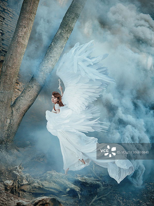 乌克兰首都基辅，森林中穿着白色衣服、长着翅膀的女子图片素材
