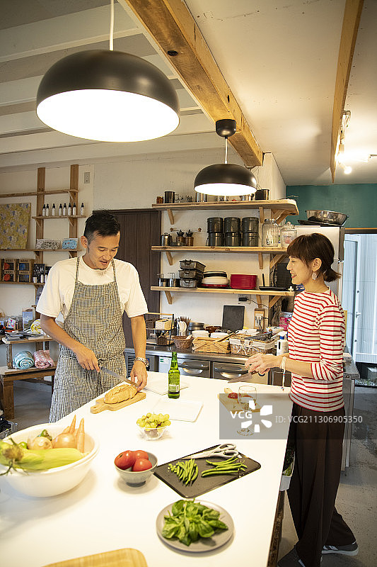 男人和女人在共享厨房做饭图片素材