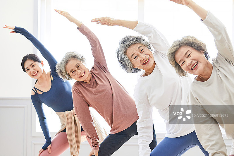 韩语，老年人，银色生活，瑜伽，老年妇女，锻炼，瑜伽教练，教学，微笑，灿烂的表情图片素材