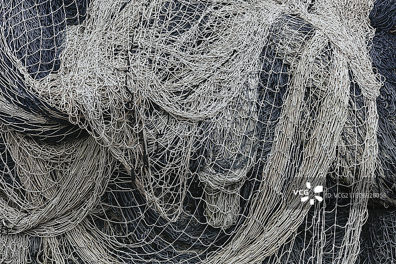 在捕鱼码头上的商业渔网和刺网堆。图片素材